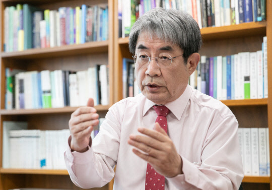 "脫원전 정책은 불법… 휴지통에 독자개발 기술 던져버린 격" [이덕환 서강대 화학과 명예교수에게 고견을 듣는다]